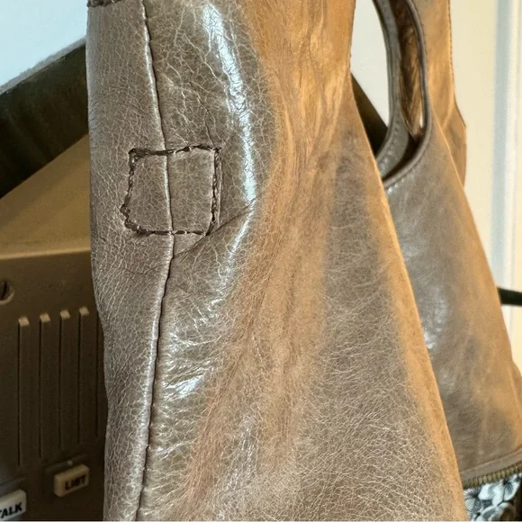 Unique and classy Taupe Hobo bag with convertible strap and kiss lock pocket - Picture 12 of 16
